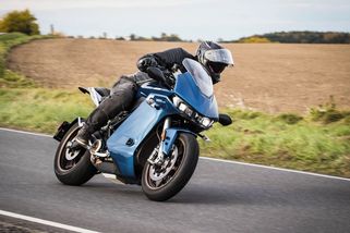 Jedou lépe a jsou zábavnější, než byste čekali: Elektrické motorky vás překvapí. Bez extra řidičáku ale buďte opatrní - Garáž.cz